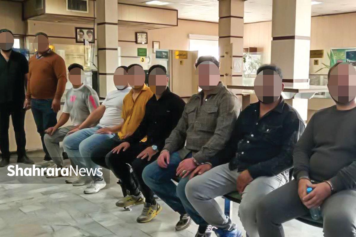 ماجرای این پرونده به چند هفته پیش بازمی گردد که دو گروه از اراذل و اوباش در مشهد به جان هم افتاده و با انواع سلاح از خجالت یکدیگر درآمدند.