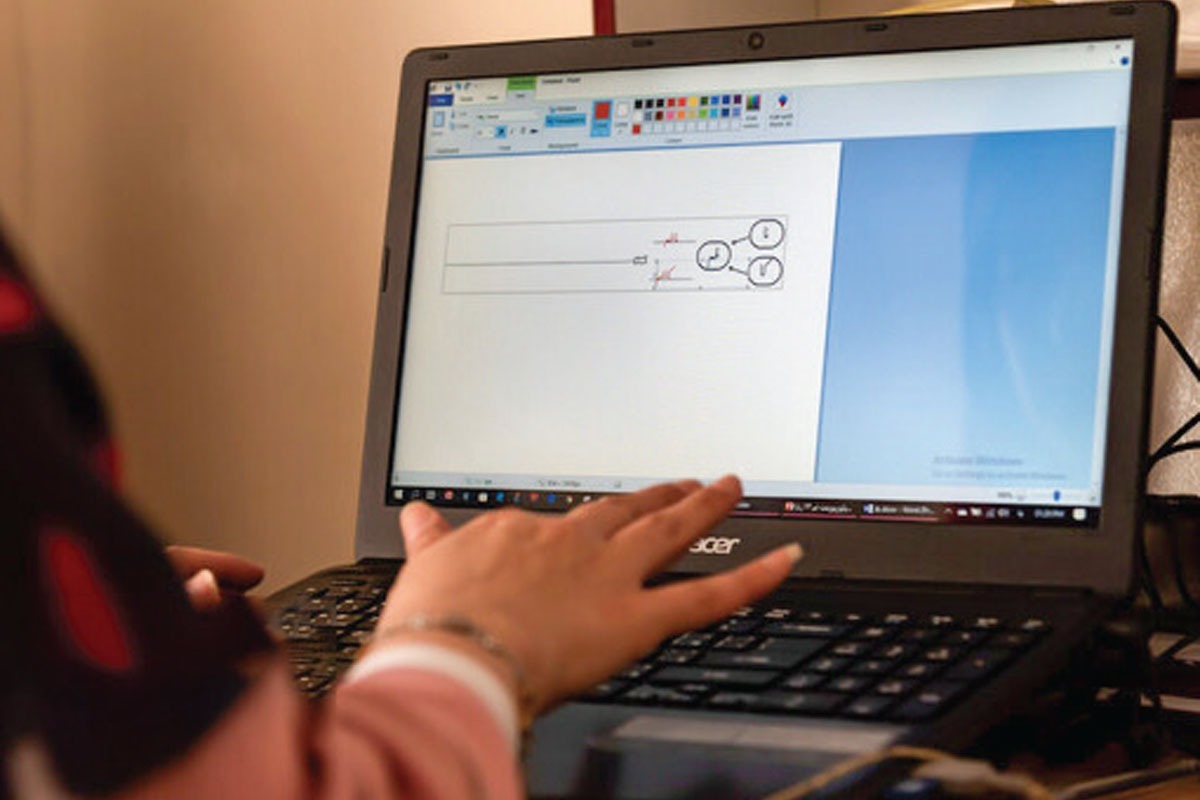 اوایل آبان، بسیاری از مربیان آموزشگاه‌های آزاد پشت رایانه نشستند تا آزمون پایان دوره تربیت مربی را آغاز کنند، آزمونی که قرار بود نتیجه ماه‌ها تلاش آن‌ها را مشخص کند. اما به جای صفحه سؤالات، با پیغام قرمز «خطا در برقراری ارتباط با سرور» روبه رو شدند.