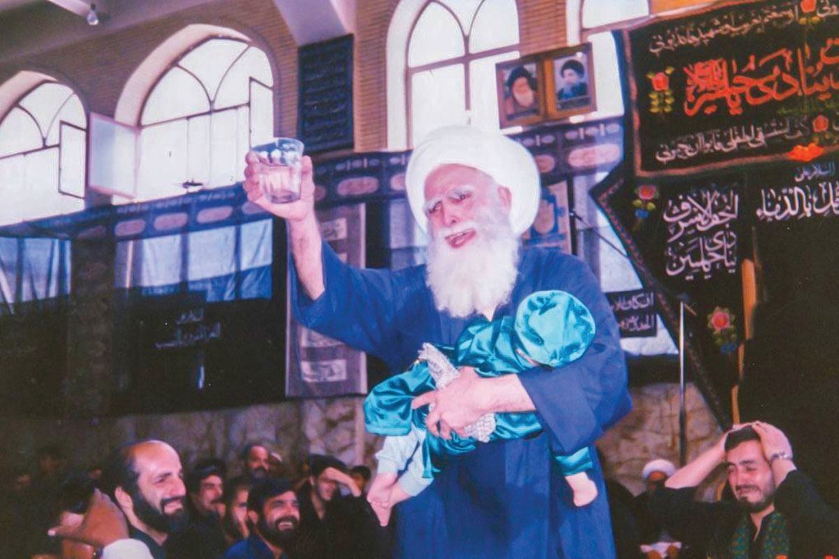 لحنش هیچ‌وقت به اصرار نمی‌افتد. با همان آهنگ شمرده‌ای که از نجف با خود آورده، صفحه‌به‌صفحه پیش می‌رود. «آیت‌الله محمدحسین سیبویه حائری» مقتل‌خوانی را به استاندارد برمی‌گرداند.