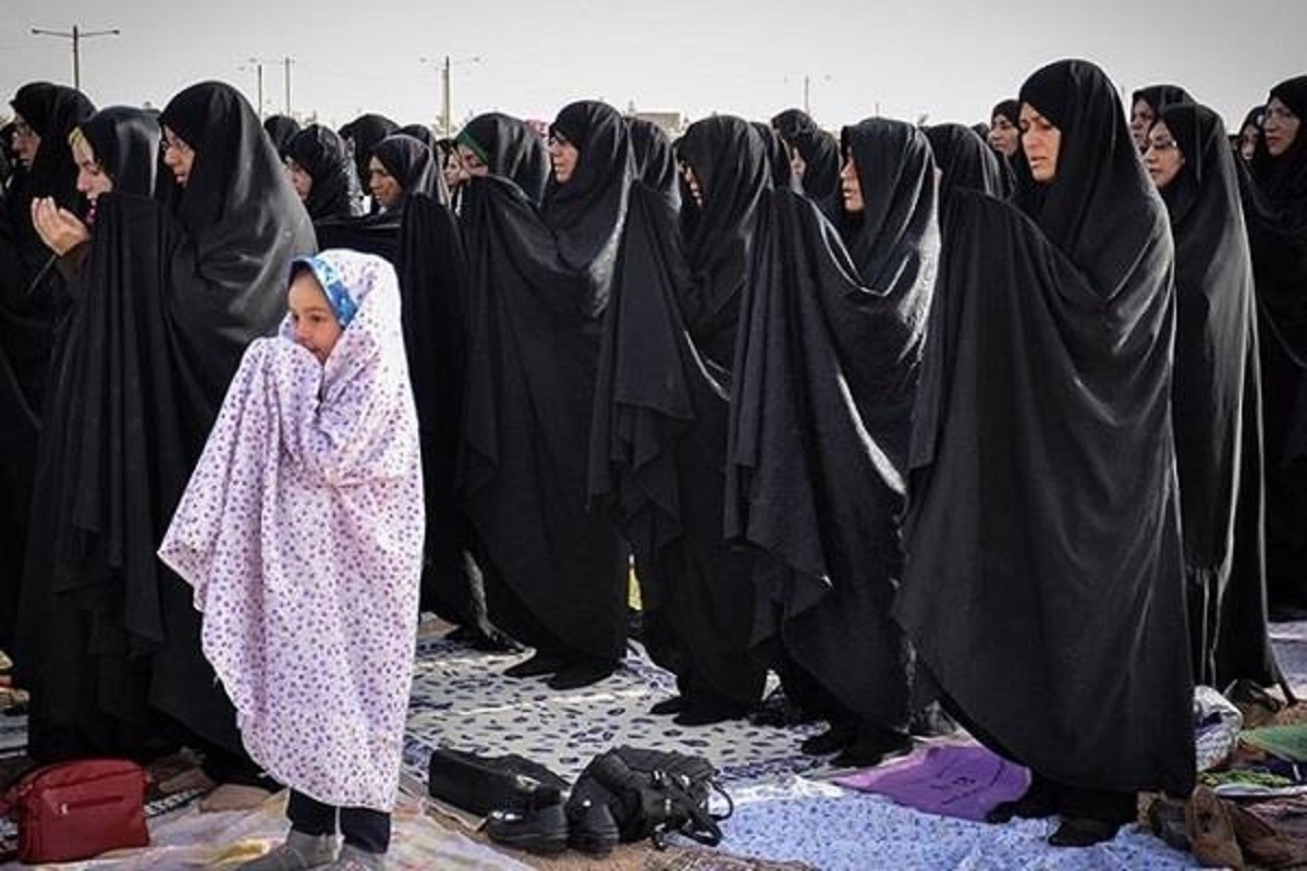 حضرات آیات بهجت و مکارم‌شیرازی در این زمینه فتوا داده‌اند که امامت زن برای زنان جایز است. حضرت آیت الله خامنه‌ای و حضرات آیات، نوری و مظاهری نیز امامت زن برای زن را پذیرفته و در این خصوص فرموده‌اند که امامت زن در نماز جماعت فقط براى زنان جایز است.