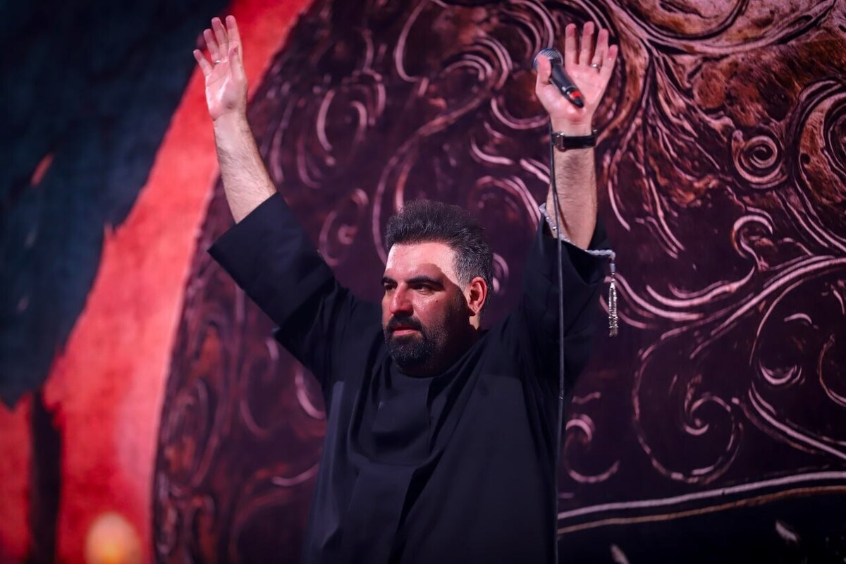 مداحی و روایت امیر کرمانشاهی از ماجرای دکور هیئت که به مناسبت شهادت حضرت فاطمه زهرا(س) توضیح داده است را مشاهده می‌کنید.