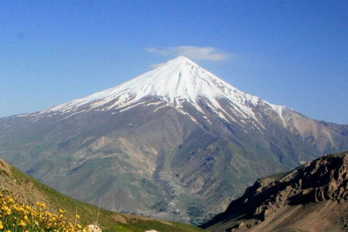 تصاویر تازه نشان می‌دهد قله دماوند، نماد همیشه سفید ایران، در آبان‌ ماه امسال تقریباً بدون برف است، قدیمی‌ها می‌گویند «هیچ‌وقت دماوند در این فصل این‌قدر خشک نبوده»؛ نشانه‌ای نگران‌کننده از گرمایش هوا و کم‌بارشی شدید امسال است.