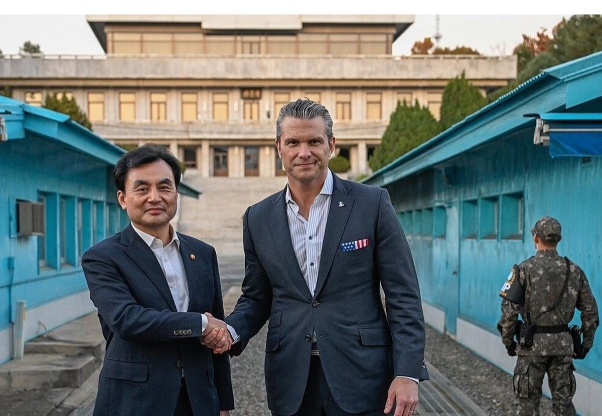 آن گیو-بک» (Ahn Gyu-back) وزیر دفاع کره جنوبی و «پیت هگست» همتای آمریکایی وی، از «منطقه غیرنظامی» (DMZ) به عنوان منطقه حائل بین دو کره دیدن کردند.