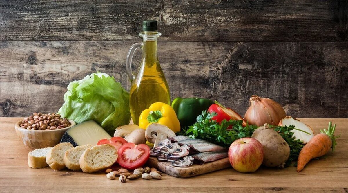 در فصل‌های سرد مانند پاییز، تغذیه‌ی مغز اهمیت ویژه‌ای دارد. انتخاب غذاهایی سرشار از امگا-۳، آنتی‌اکسیدان، ویتامین‌های مغزی و ترکیبات ضدالتهاب می‌تواند تمرکز، حافظه و خلق‌وخو را به‌طور چشمگیری بهبود بخشد. مصرف منظم این مواد غذایی—به‌ویژه در وعده‌ی صبحانه و میان‌وعده‌های عصرگاهی—بخشی مؤثر از سبک زندگی سلامت‌محور در فصل سرد است.