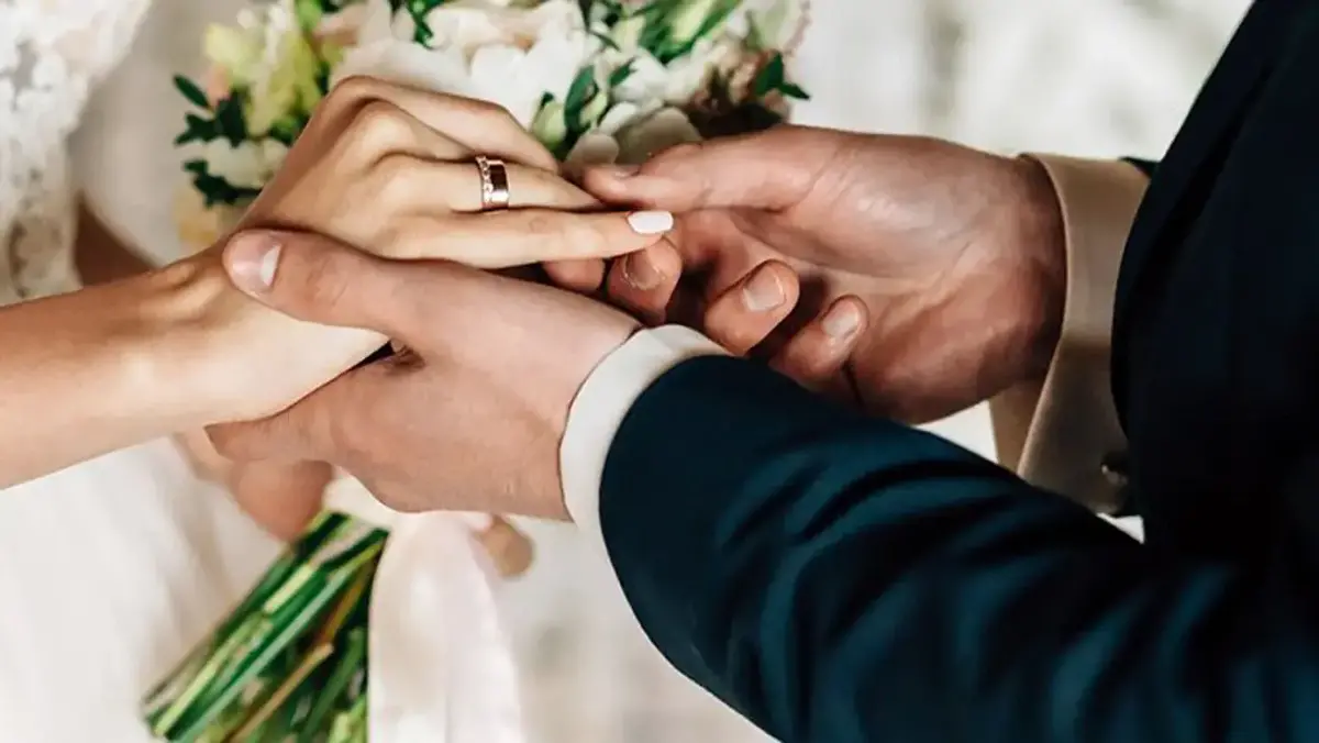 در دهه‌های اخیر عروس و داماد‌ها یک مد جدید را دنبال کرده‌اند که منشأ آن چندان مشخص نیست؛ مدی به نام عقد آریایی.