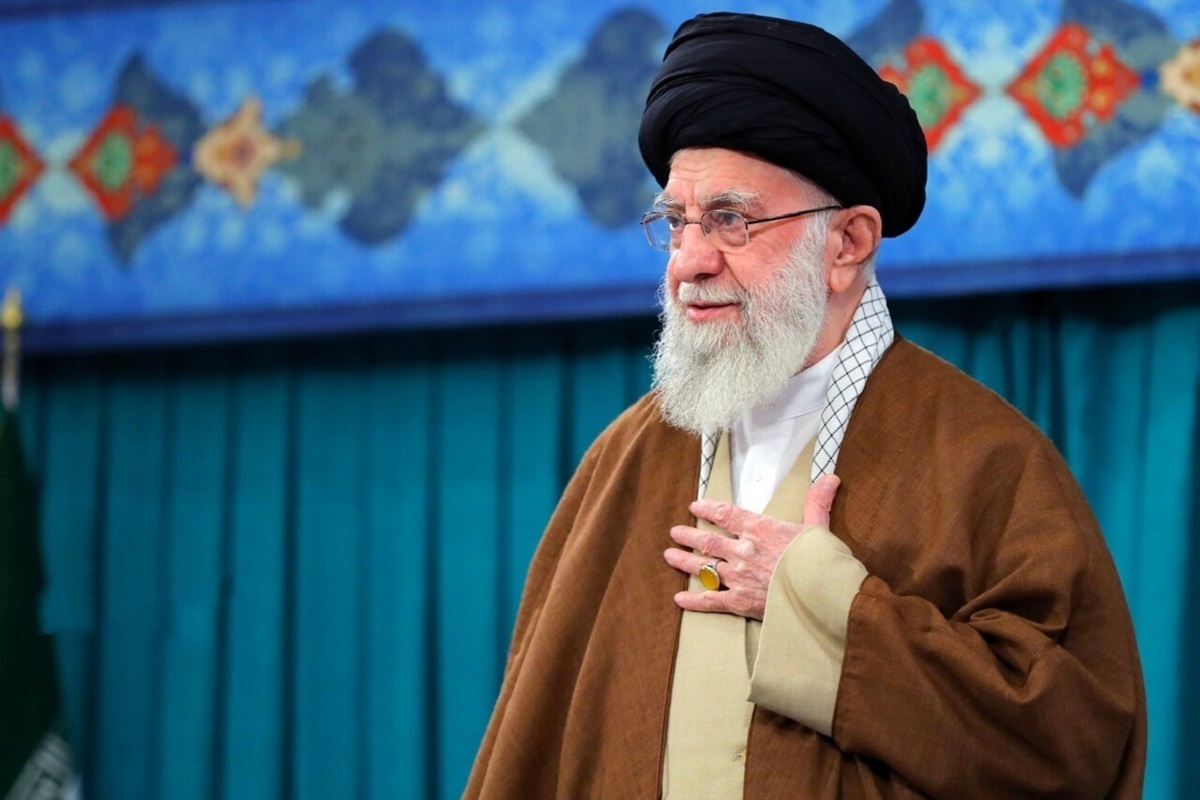 بسیاری از دیدگاه‌های غربی و مدرن، زن را مجبور به انتخاب میان «موفقیت حرفه‌ای» و «تعهد خانوادگی» می‌کنند، که این خود موجب ایجاد تنش‌های روانی و اجتماعی فراوانی شده است.