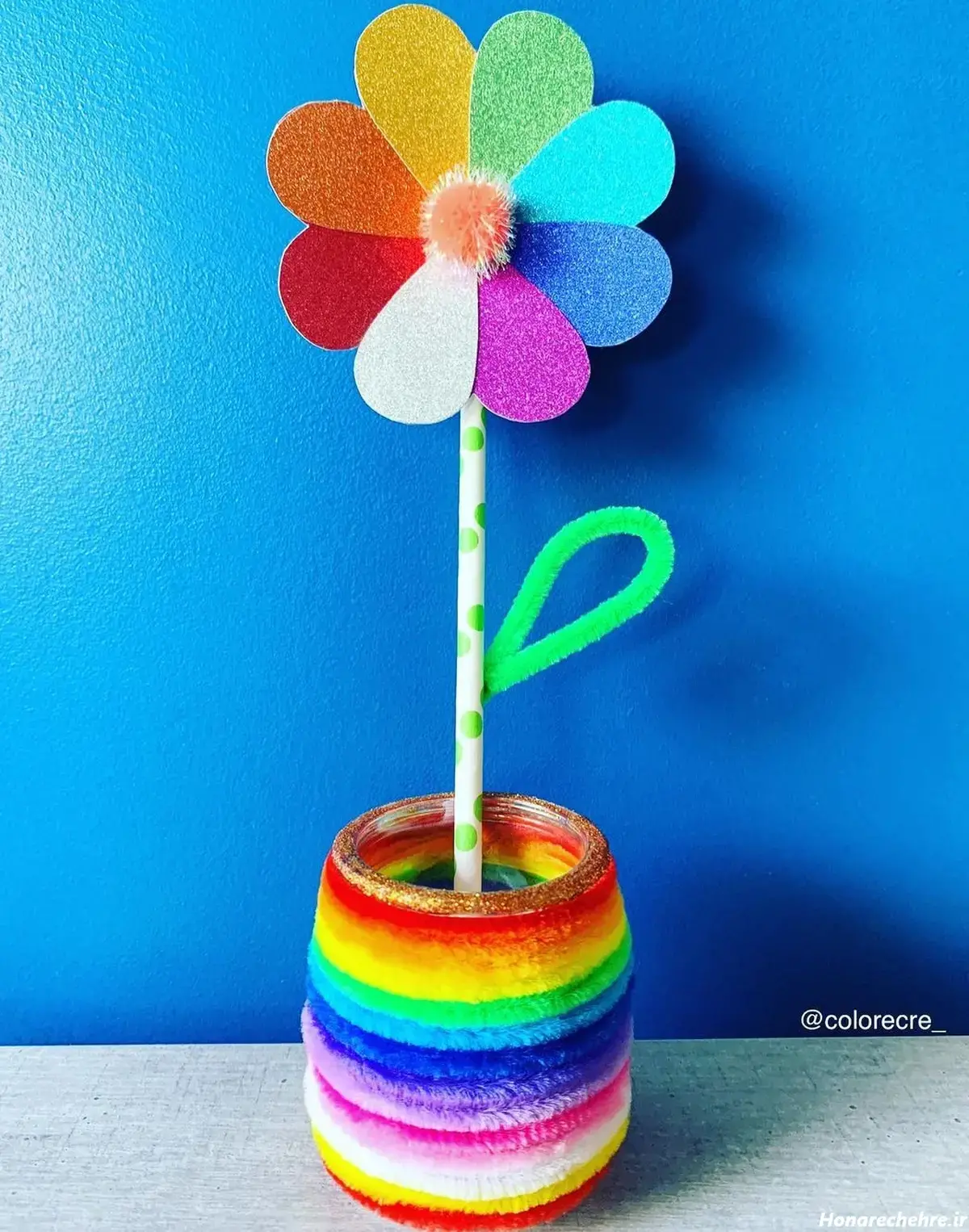 کاردستی درست کردن خیلی سرگرم‌کننده است! با کاردستی می‌توانیم از وسایل ساده، چیزهای زیبایی بسازیم، در این‌ ویدئو شیوه ساخت یک چتر زیبا را باهم می‌بینیم.