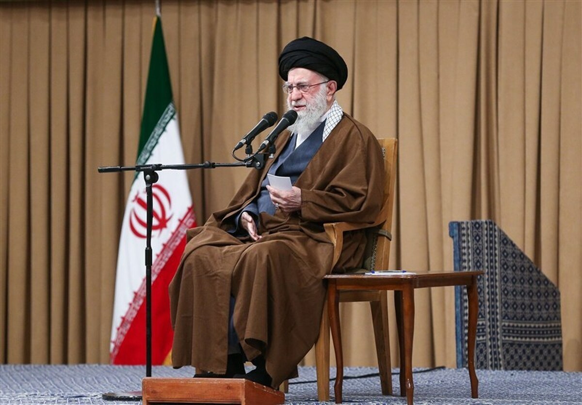 جمعی از دانش آموزان و دانشجویان در آستانه روز ۱۳ آبان، با حضور در حسینیه امام خمینی (ره) با حضرت آیت‌الله خامنه‌ای رهبر انقلاب اسلامی دیدار کردند.