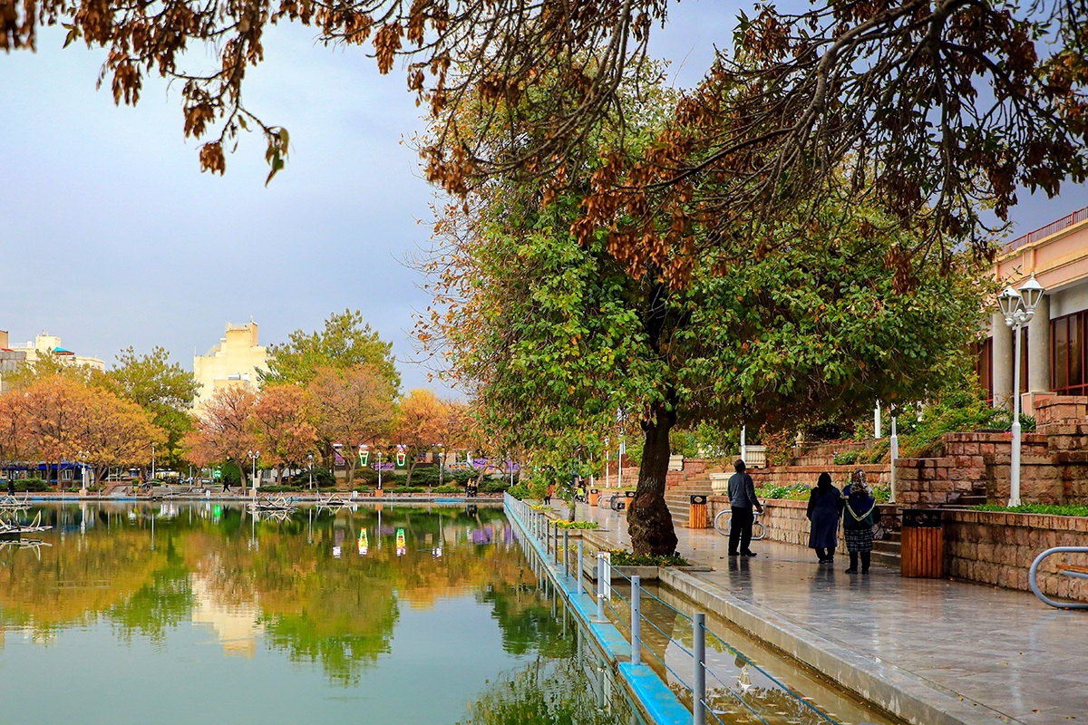با اینکه شاخص آلودگی هوای مشهد در حال حاضر در وضعیت قابل‌قبول قرار دارد، اما آلودگی هوا طی امروز (۱۳ آبان ۱۴۰۴) و در ساعات مختلف، ادامه خواهد یافت و ممکن است به محدوده ناسالم برای همه گروه‌ها برسد.