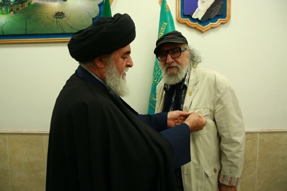 داریوش ارجمند از تولیت آستان مسجد جمکران نشان خادم افتخاری این آستان را دریافت کرد.