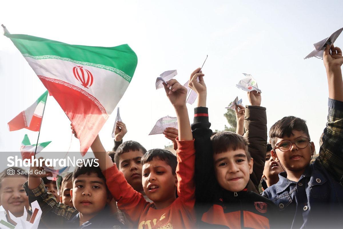 روایتی از مراسم روز دانش‌آموز در یکی از مدارس مشهد | مشق استکبارستیزی در حیاط مدرسه