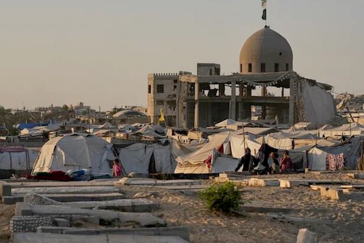 زندگی در گورستان‌های غزه و در میان مردگان جریان دارد + عکس