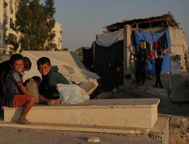 زندگی در گورستان‌های غزه در میان مردگان جریان دارد + عکس