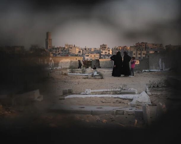 زندگی در گورستان‌های غزه در میان مردگان جریان دارد + عکس