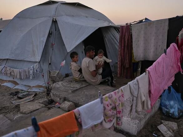 زندگی در گورستان‌های غزه در میان مردگان جریان دارد + عکس