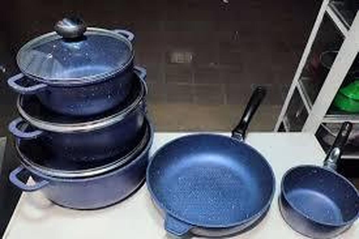 کارشناس اداره غذا سازمان غذا و دارو، از مخاطرات بازسازی ظروف نچسب بدون مجوز بهداشتی خبر داد و گفت: استفاده از ظروف اکسیدشده، مواد نچسب صنعتی با گرید غیرغذایی و افزودنی‌های نامناسب در این فرآیند می‌تواند سلامت مصرف‌کنندگان را تهدید کند.