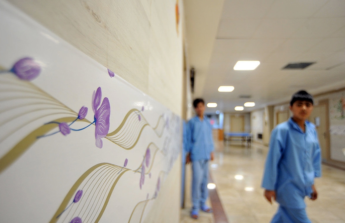 رئیس انجمن روانپزشکی گفت: کمبود تخت‌های روانپزشکی کودک و نوجوان حتی در شهر‌های بزرگ نیز بسیار جدی است. هر تختی روانپزشکی کودک و نوجوان که وجود دارد تقریباً به صورت تمام وقت پر است؛ به طوری که ضریب اشغال بخش‌های روانپزشکی کودک و نوجوان به صددرصد می‌رسد و هیچ تخت خالی وجود ندارد.