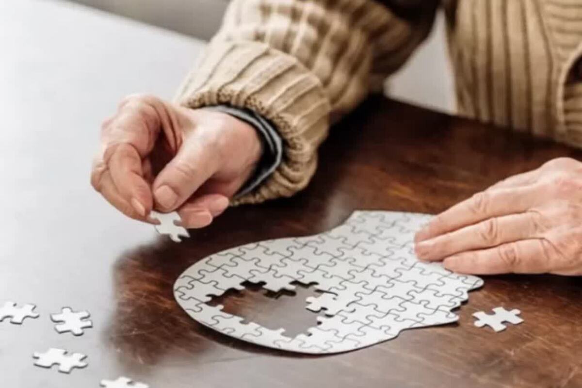 آمار‌ها نشان می‌دهد زنان بیش از مردان در معرض ابتلا به آلزایمر قرار دارند. این بیماری نه‌تنها حافظه، بلکه روابط خانوادگی و ساختار زندگی را نیز از هم می‌پاشد.