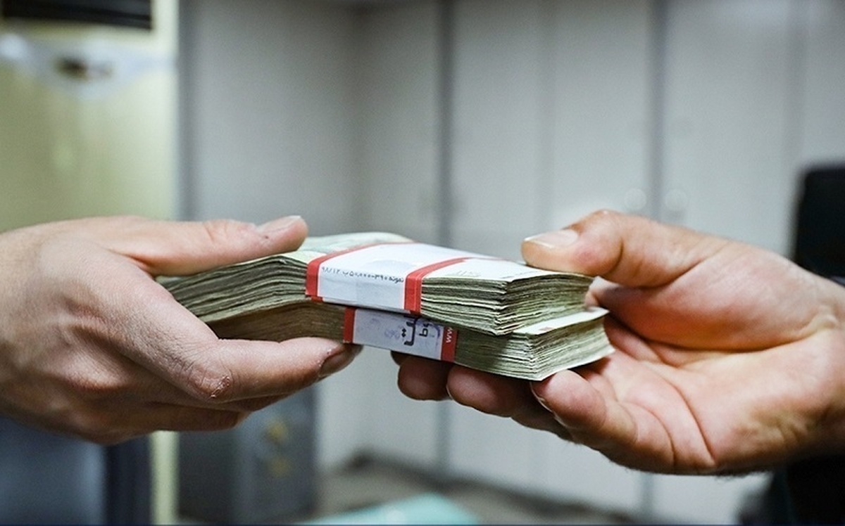 براساس جدیدترین گزارش مرکز مطالعات اتاق بازرگانی خراسان رضوی، حدود ۶۰ درصد از کل سپرده‌های کشور و ۶۲ درصد از کل تسهیلات بانکی در بانک‌های استان تهران متمرکز شده است. جایگاه خراسان رضوی کجاست؟ رتبه سوم کشور با کمتر از ۳.۶۳ درصد از سپرده‌های بانکی کشور. این گزارش، روایتی از ناگفته‌های نظام بانکی نامتوازن کشور است.