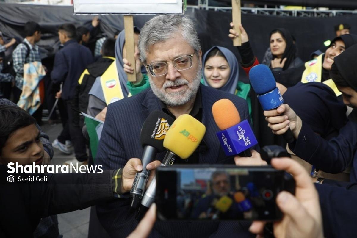 شهردار مشهد گفت: تنها کشوری که در مقابل استکبار جهانی مخصوصاً آمریکا ایستادگی کرده، ایران است و حضور مردم در راهپیمایی ۱۳ آبان، نشان‌دهنده مقابله با سیاست زور و تزویر آمریکا است.