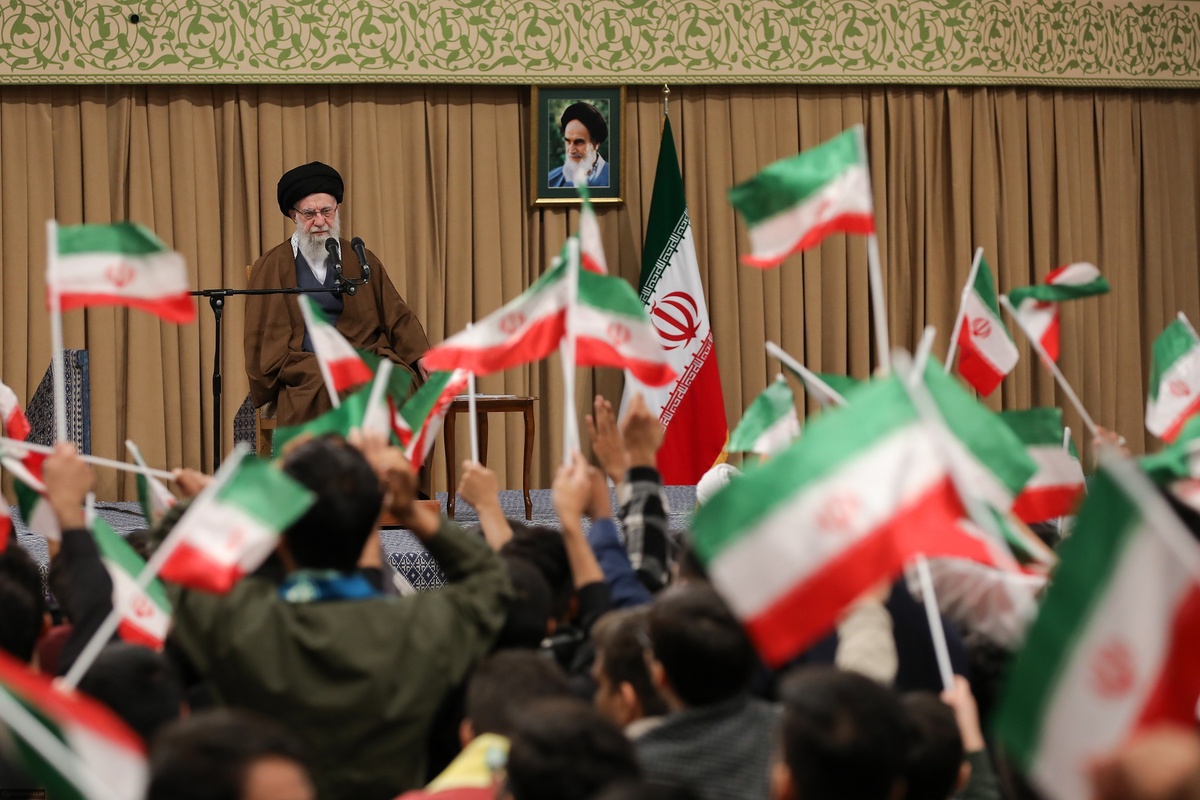 یوسف عزیزی، پژوهشگر دانشگاه ویرجینیاتک در پاسخ به مجری ضد ایرانی بی‌بی‌سی گفت: با توجه به تاریخچه‌ای که ایران دارد مواضع آقای خامنه‌ای در مورد آمریکا درست است. حتی در زمان پهلوی با آن همه ریخت و پاش‌هایی که او برای آمریکایی‌ها می‌کرد در آخر هم سیاست‌های این کشور بر اساس اولویت‌های اسرائیل بود که اعتراض شدید پهلوی را به دنبال داشت.