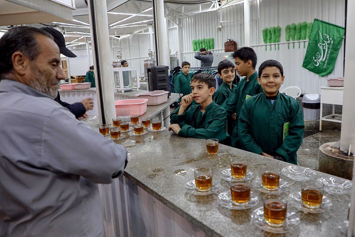 به مناسبت ایام سوگواری بانوی دو عالم حضرت فاطمه زهرا (س)، به همت مادران نوجوانان چایخانه حضرت قاسم بن الحسن(ع) و با حمایت خیرین، سوپ و چای گرم در میان عزاداران حضرت فاطمه زهرا (س) توزیع شد.