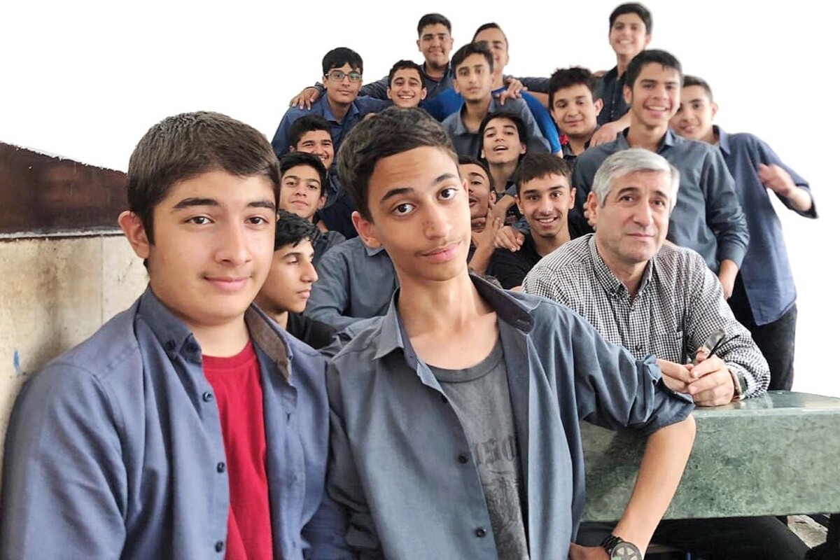 روز دانش‌آموز، بهانه‌ای شد تا ما به چالش‌های تدریس سنتی در مدارس برای نسل نوجوان امروز که به «زِد» و «آلفا» معروف‌اند، بپردازیم.