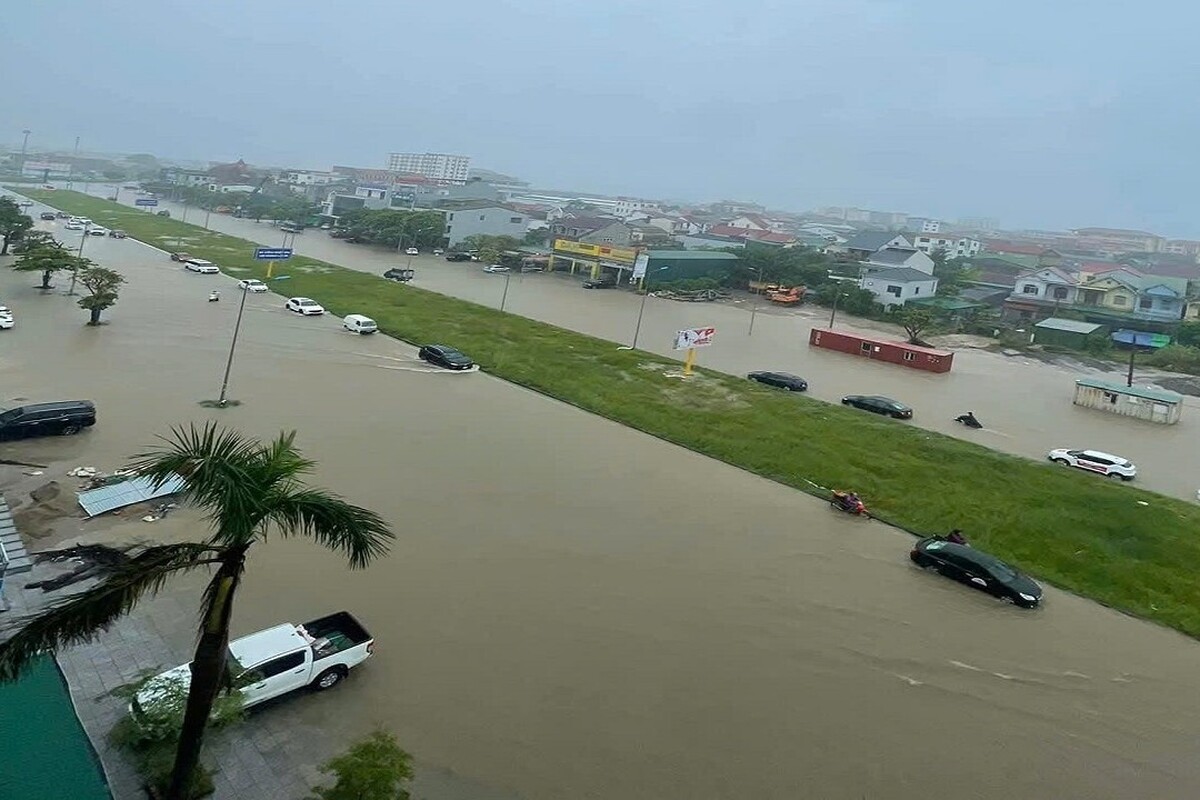 در پی وقوع طوفان سهمگین «کالماگی» در مرکز فیلیپین، دست‌کم پنج نفر جان خود را از دست داده و صدها هزار نفر ناچار به ترک خانه‌های خود شده‌اند، این طوفان، با سرعت ۱۴۰ کیلومتر در ساعت، شهرها و روستاهای مرکزی، از جمله جزیره سبو، را به طور کامل زیر آب برد و زیرساخت‌ها را نابود کرد.