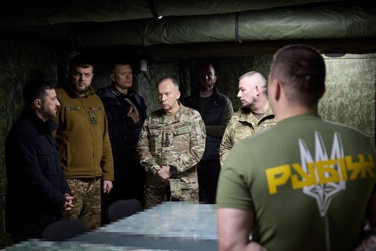 رئیس‌جمهور اوکراین اعلام کرد که از خطوط دفاعی در نزدیکی شهر مورد محاصره پوکروفسک دیدن کرده و با نیرو‌های گردان‌ها و یگان‌های حاضر دیدار و درباره نیاز‌های تسلیحاتی و پشتیبانی گفت‌و‌گو کرده است.