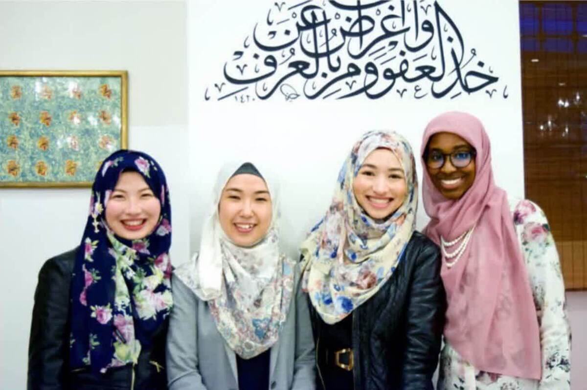 در بسیاری از جوامع غربی، حجاب را نماد محدودیت زنان مسلمان می‌دانند. اما برای بسیاری از زنان مسلمان در جهان، پوشش سر نه‌تنها تکلیف دینی، بلکه انتخابی آگاهانه برای حفظ هویت، مقاومت فرهنگی و احساس توانمندی است.