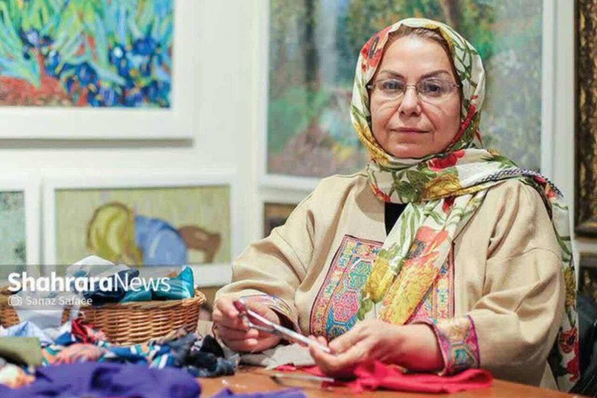 گلبهار حیاتی، هنرمندی که سال‌ها با تنهایی ساخت و با صبوری پیش رفت، امروز از دورریز ساده‌ترین پارچه‌ها اثری می‌آفریند که به گالری‌های جهان می‌رسد و برای ده‌ها زن در مشهد، امید و درآمد به همراه دارد.