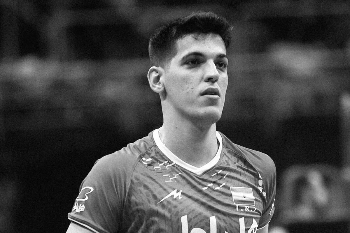 ملی‌پوشان والیبال با بازوبند مشکی وارد زمین می‌شوند