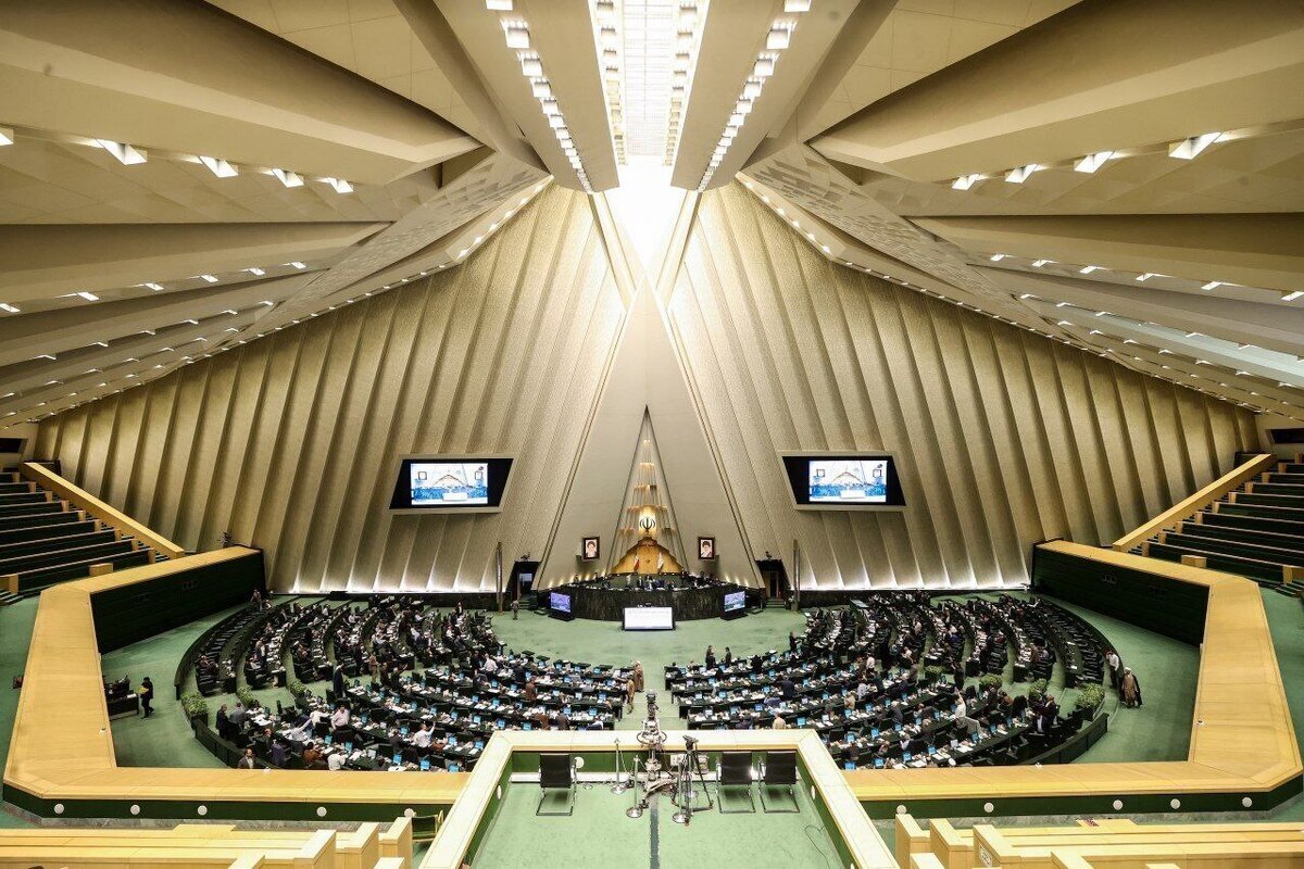 نمایندگان مجلس شورای اسلامی وزارت ارتباطات و فناوری اطلاعات و سازمان ملی هوش مصنوعی را موظف کردند تا با بهره‌گیری از ظرفیت‌های موجود، «بازارگاه ملی هوش مصنوعی» را برای توسعه و سامان‌دهی خدمات و محصولات مبتنی بر هوش مصنوعی ایجاد کنند.