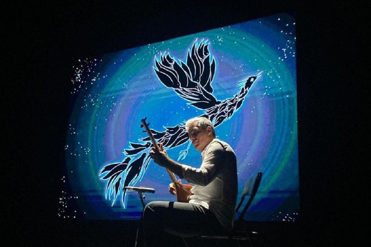 آریا عظیمی‌نژاد با اجرای پرفورمنس موزیکال «عشق در گذر دوران» در یک رویداد هنری در کشور فرانسه حضور پیدا کرد.