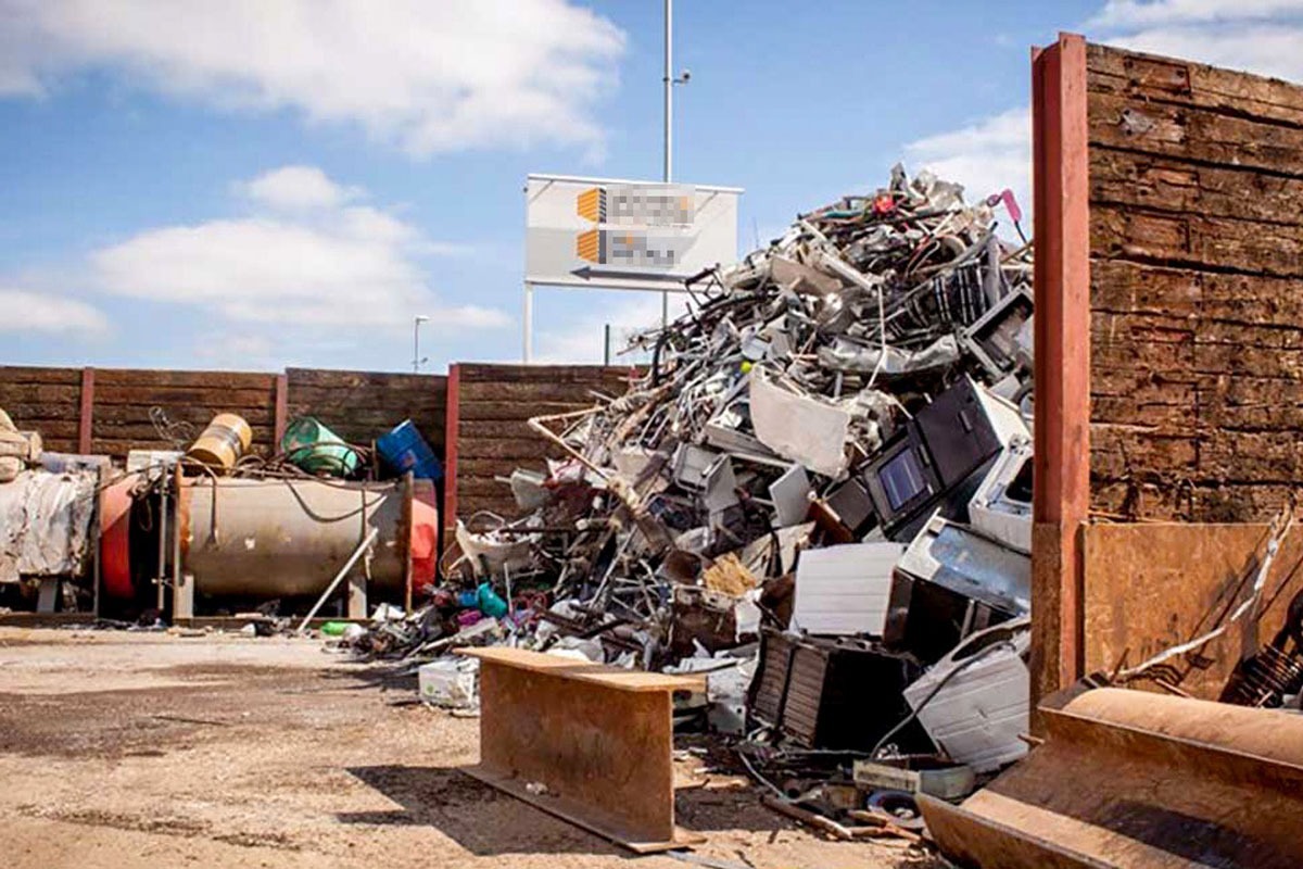 کارگاه‌هایی که با آهن و نظایر آن سروکار دارند، در گوشه و کنار شهر مشهد جا خوش کرده‌اند، از ابوطالب و مجد و توس گرفته تا شهید شیرودی، صدر، مهرآباد، مفتح شرقی و دیگر محله ها.