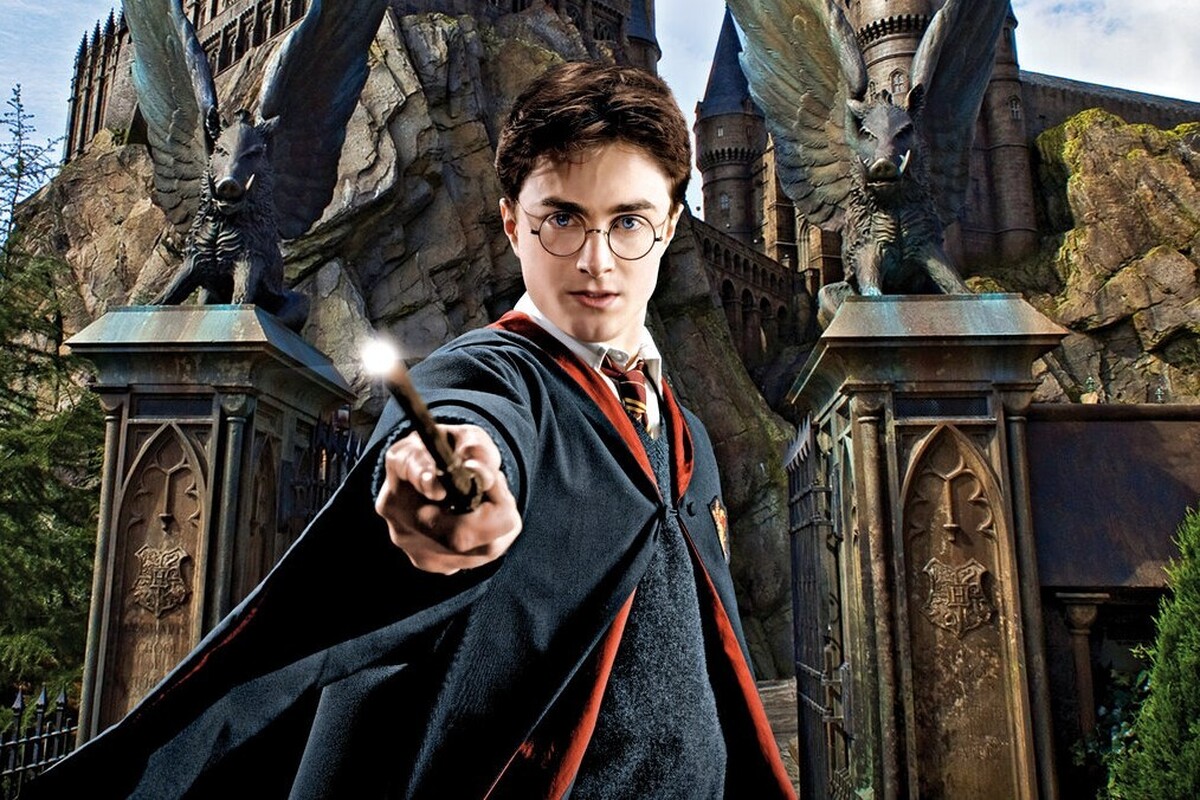 پروژه صوتی «هری پاتر و سنگ جادو» با همکاری Audible، سازندگان اصلی سری و تیم صدابرداری حرفه‌ای تولید شد؛ نسخه‌ای که بیش از ۲۰۰ صداپیشه مطرح را در خود جای داده است.