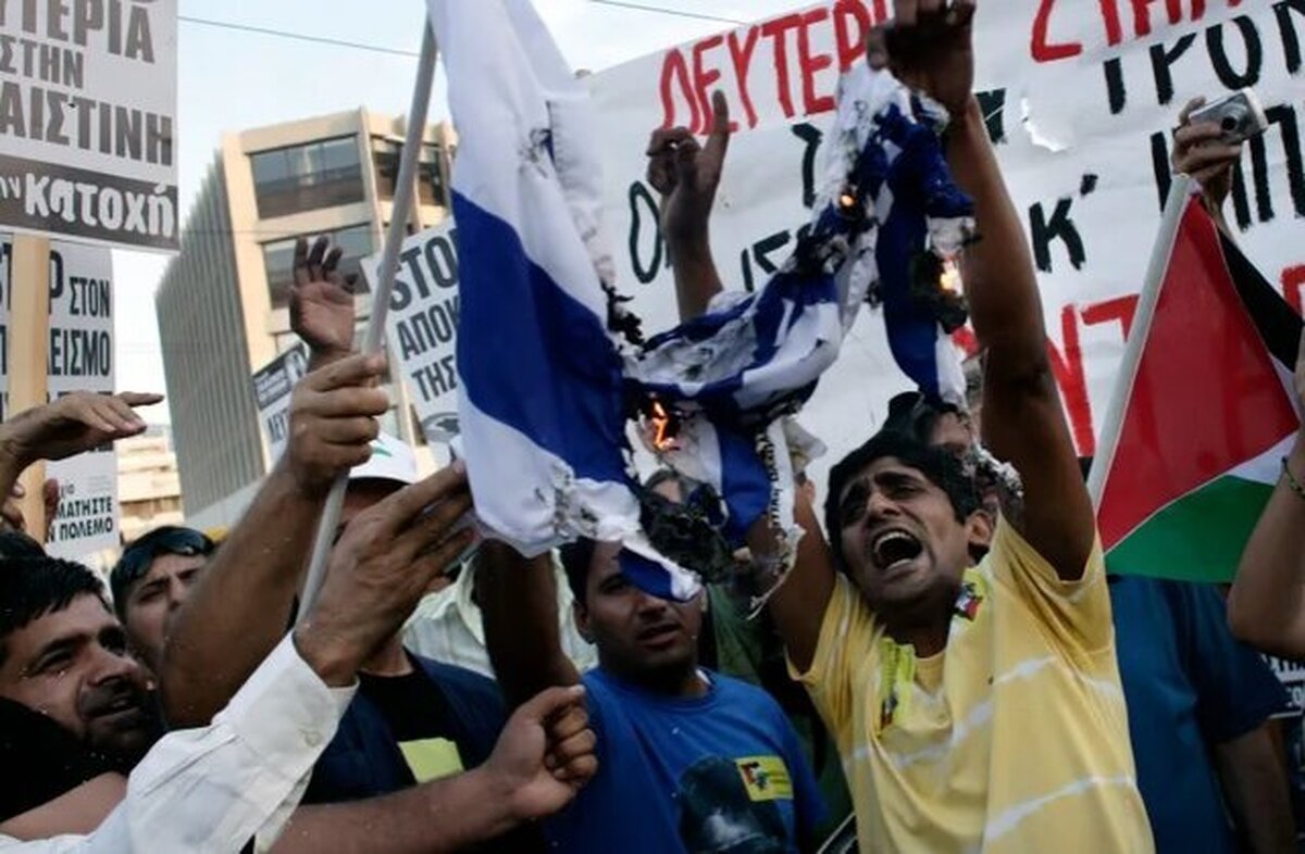 صد‌ها گردشگر رژیم صهیونیستی به علت تظاهرات گسترده ضد اسرائیلی و در محکومیت نسل‌کشی در نوار غزه، در بندر سودا یونان محاصره شده‌اند.