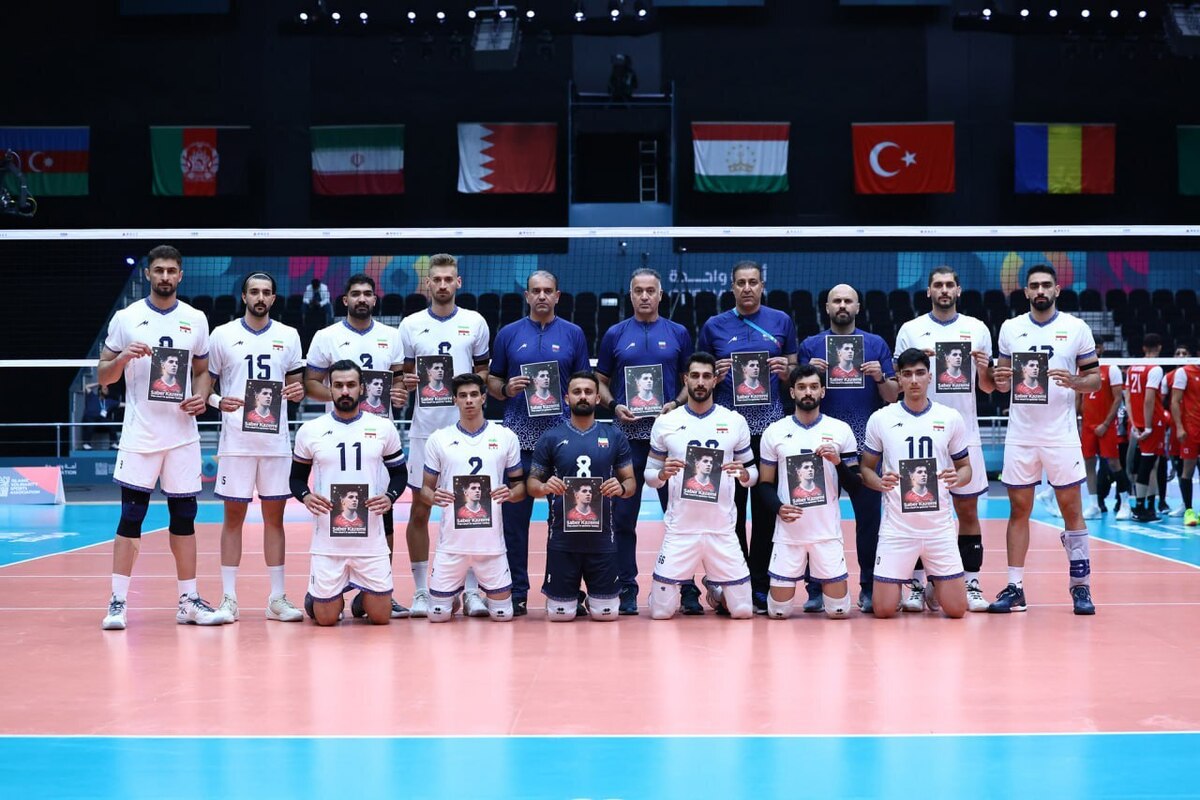 ویدئو | ادای احترام ملی‌پوشان والیبال ایران به صابر کاظمی (۱۵ آبان ۱۴۰۴)