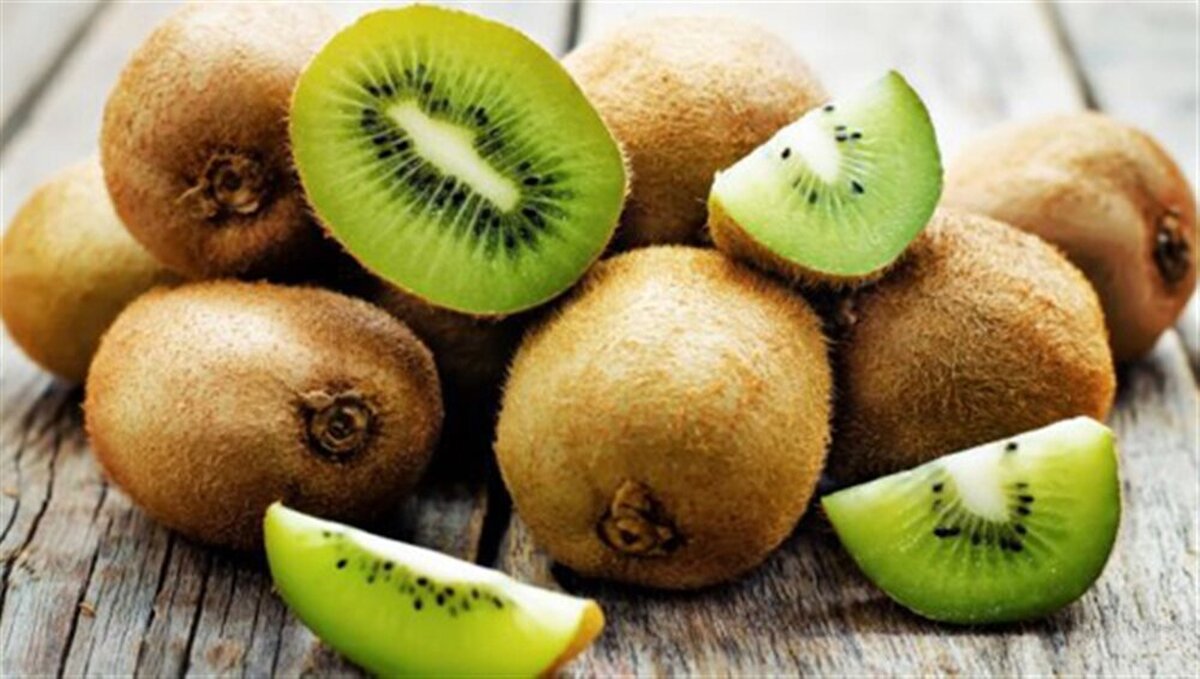 خوردن روزانه دو عدد کیوی به بهبود هضم، رفع یبوست و کاهش درد‌های شکمی کمک می‌کند. این میوه سرشار از فیبر و آنزیمی خاص است که هضم پروتئین‌ها را آسان می‌کند. تحقیقات نشان داده کیوی حتی بهتر از برخی مکمل‌های فیبری عمل می‌کند و خواص ضدسرطانی دارد.