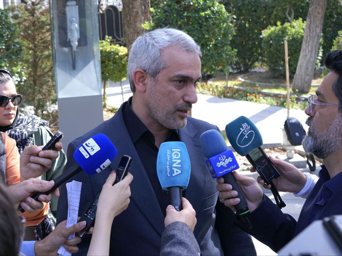 وزیر امور اقتصادی و دارایی دقایقی پیش با استقبال جمعی از مسئولان استانی وارد مشهد شد. مدنی‌زاده قرار است ضمن بازدید از برخی صنایع خراسان رضوی در مهم‌ترین بخش از این سفر یک‌روزه در جلسه شورای گفت‌وگوی دولت و بخش خصوصی استان حاضر شود.