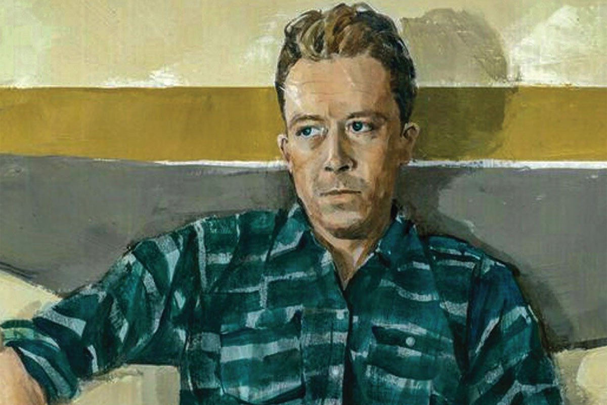 آلبر کامو زاده زمانه بلاخیزی بود. پدرش را هرگز ندید، چون وقتی هنوز یک سالش نشده بود آن مرد جایی در جبهه‌های جنگ جهانی اول افتاد و دیگر پا نشد. از او فقر ماند. کامو فقیر بزرگ شد. زمانه او زمانه قدرت گرفتن ایدئولوژی و پا گرفتن نظام‌های فاشیستی و توتالیتر بود.