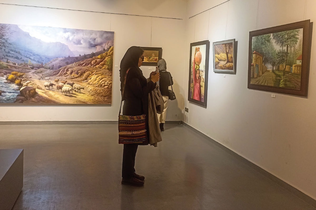 نمایشگاه نقاشی مهدی انفرادی با نام «برداشت‌های رنگی از طبیعت» این روز‌ها در نگارخانه اشراق برپاست. این نمایشگاه فضایی آرام و الهام بخش را از طبیعت پاییزی مشهد و اطراف آن به تصویر کشیده است.