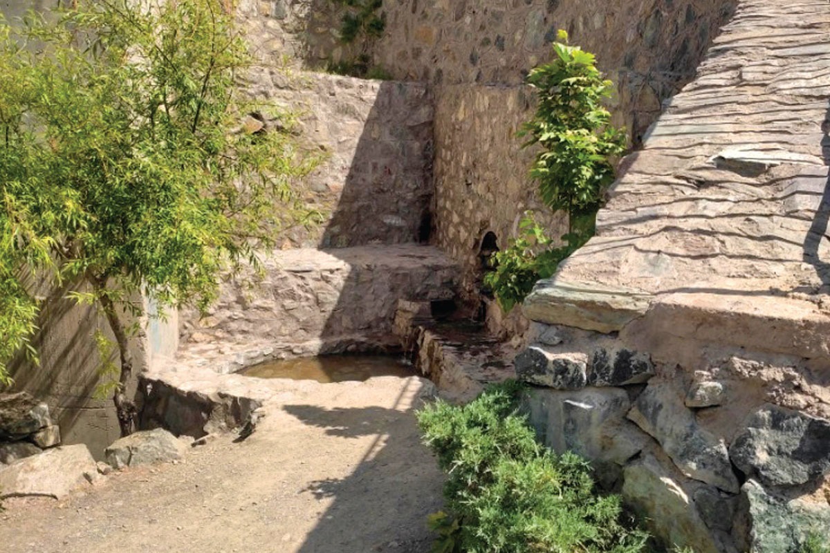 قبل از اینها، یعنی قبل از اینکه کمربند جنوبی را بسازند و از وسط ارتفاعات، جاده بکشند و پل بزنند، این تپه‌ماهورها، محل آمدوشد طبیعت‌گرد‌هایی بوده که از محله‌های «آب و برق»، «هاشمیه»، «رضاشهر» و... می‌زده‌اند به دل طبیعت.