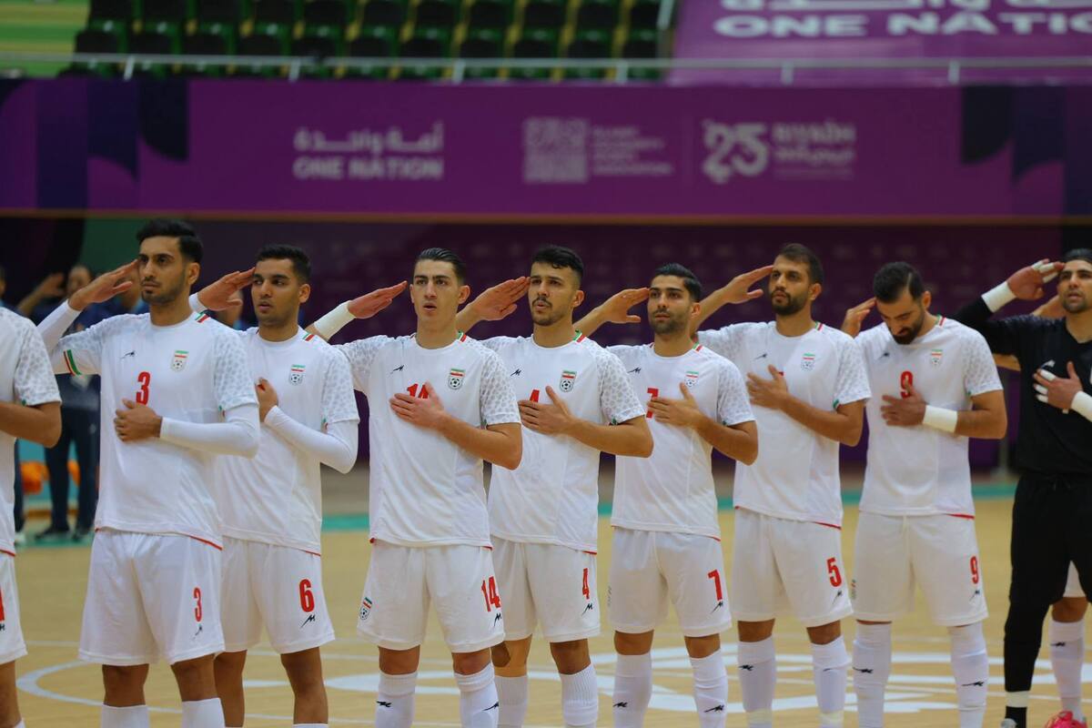 بازیکنان و اعضای کادرفنی تیم ملی فوتسال ایران به سرود مقدس کشورمان پیش از دیدار با افغانستان سلام نظامی دادند.