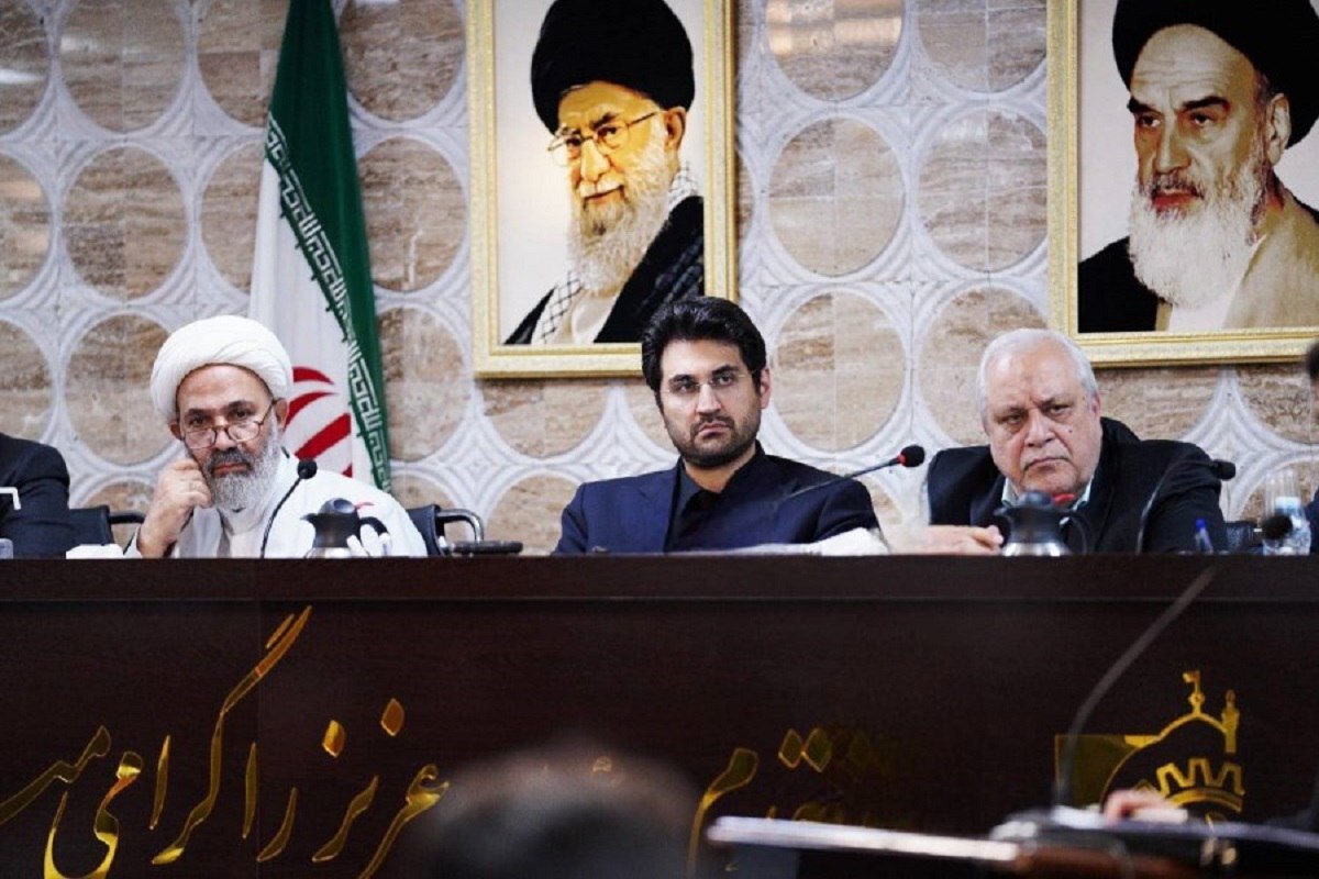 رئیس سازمان امور مالیاتی کشور در نشست هم‌اندیشی با رؤسای اتحادیه‌ها و مدیران اصناف مشهد گفت: یکی از نقاط تحولی نظام مالیاتی کشور که از ابتدای دی‌ماه اجرا خواهد شد، لغو اعتبار همه صورت‌حساب‌های کاغذی است تا به‌جای آن، صورت‌حساب‌های الکترونیکی در حسابرسی‌های مالیاتی میدان‌داری کنند.