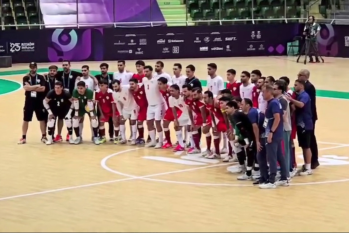 تیم‌های ملی فوتسال ایران و افغانستان بعدظهر امروز پنجشنبه در رقابت‌های همبستگی کشورهای اسلامی به مصاف هم رفتند و پس از یک بازی جذاب و دیدنی با نتیجه تساوی این دیدار به پایان رسید. دو تیم بعد از این بازی لحظات زیبایی خلق کردند.