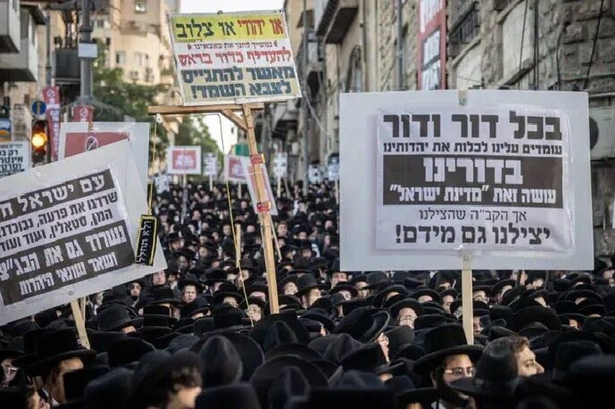 هزاران حریدی امروز (پنج‌شنبه) ‌ در اعتراض به قانون خدمت نظامی اجباری در ارتش رژیم صهیونیستی و بازداشت هم‌قطاران خود دست به تظاهرات گسترده در قدس اشغالی زده‌اند.