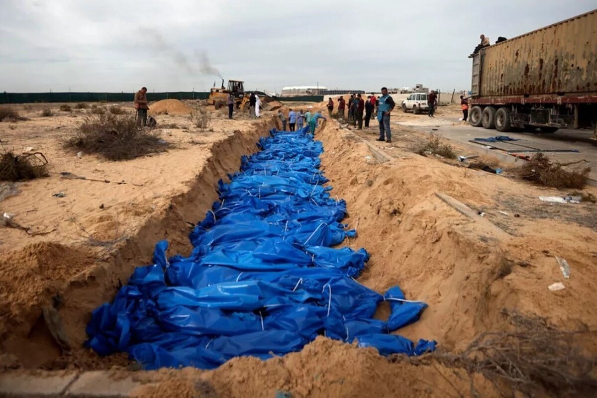 حماس کلیپی هوایی از قبرستان‌های دسته‌جمعی در غزه منتشر کرده است که در آن اجسادی وجود دارد که شناسایی نشده و به صورت ناشناس دفن شده است.