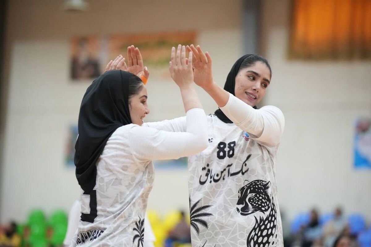 دو تیم استقلال تهران و سنگ‌آهن بافق امروز در دیداری معوقه از هفته دوم بیست و یکمین دوره لیگ برتر هندبال بانوان باشگاه‌های کشور به مصاف هم رفتند.