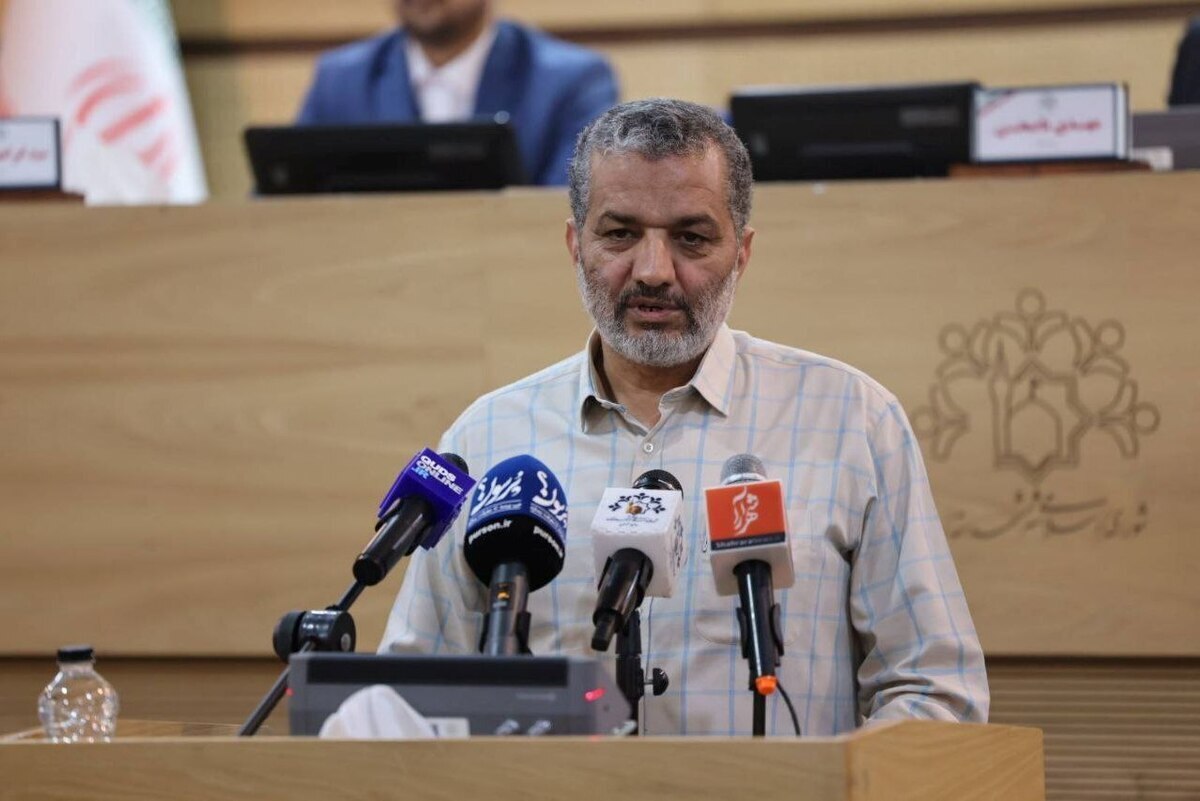 نایب رییس شورای اسلامی شهر مشهدمقدس با بیان اینکه پروژه‌های زیرساختی فناوری اطلاعات باید اولویت اقدامات شهرداری باشد، گفت: در حال حاضر ایجاد زیرساخت‌های فناوری اطلاعات برای ارتقاء سطح پدافند غیرعامل نخستین اولویت در تحقق شهر هوشمند است تا سازمان فاوا بتواند نقش کلیدی خود را در تأمین امنیت و تاب‌آوری شهری ایفا کند.